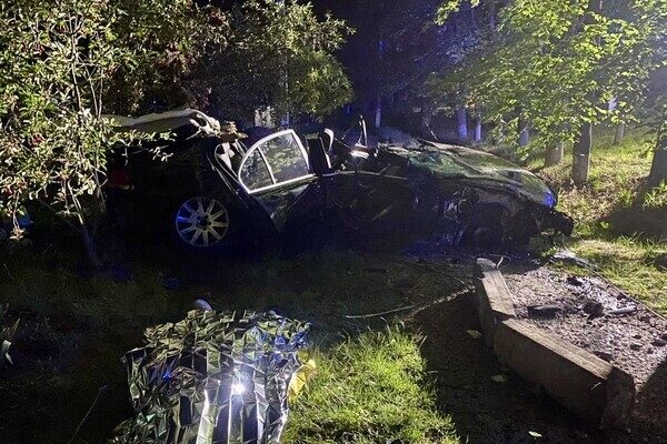 В Одесской области легковушка врезалась в электроопору: есть пострадавший, и погибли молодые супруги В Одесской области легковушка врезалась в электроопору: есть пострадавший, и погибли молодые супруги