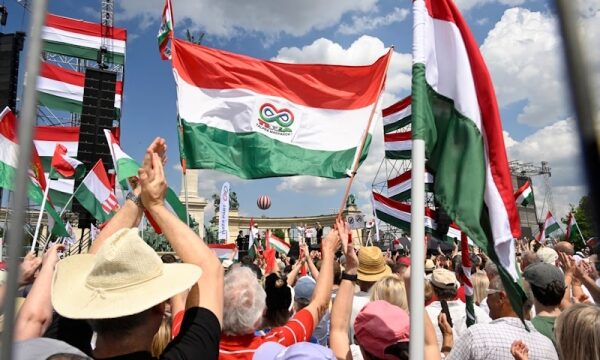 Венгры объединяются против правления Виктора Орбана Венгры объединяются против правления Виктора Орбана