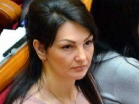 В однієї дитина гроші псує, інша їх викидає: що відомо про справу нардепки Марченко «хабар через паркан»