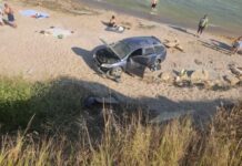 В Фонтанке автомобиль сорвался со склона и упал на пляж: пострадал шестилетний ребенок