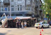 В центре Одессы столкнулись продуктовая фура и автомобиль ГСЧС: есть пострадавшие