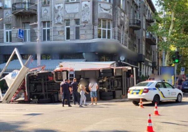 В центре Одессы столкнулись продуктовая фура и автомобиль ГСЧС: есть пострадавшие В центре Одессы столкнулись продуктовая фура и автомобиль ГСЧС: есть пострадавшие
