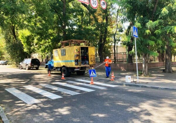В Одессе обновляют разметку возле школ и создают новую велодорожку В Одессе обновляют разметку возле школ и создают новую велодорожку