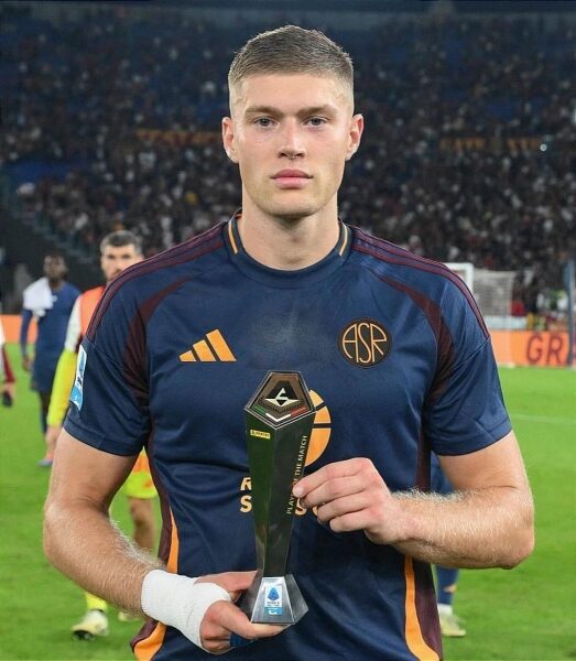 Довбик став героєм матчу чемпіонату Італії та отримав нагороду (відео)