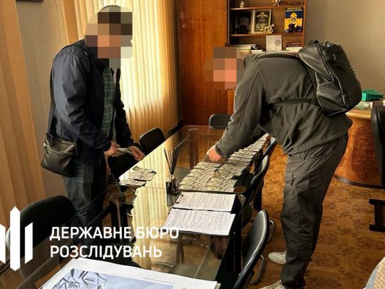 Вимагали 30 тисяч доларів хабаря: на Дніпропетровщині судитимуть очільника та секретаря міської громади