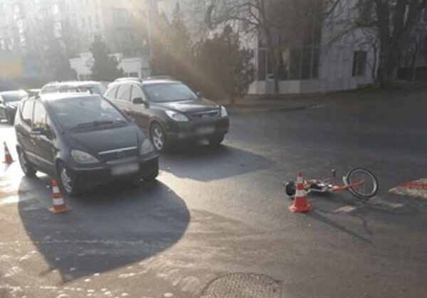 В Одесском районе в ДТП с участием двух автомобилей травмировался велосипедист В Одесском районе в ДТП с участием двух автомобилей травмировался велосипедист