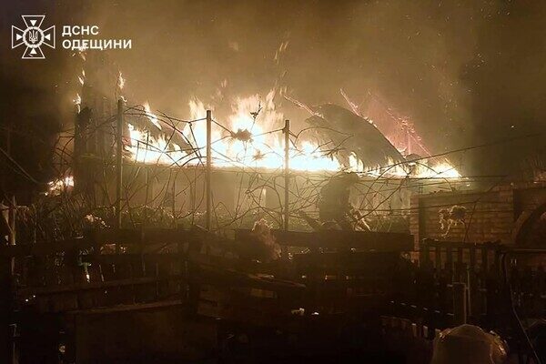Горят частные жилые дома: последствия вечерней атаки БпЛА на пригород Одессы Горят частные жилые дома: последствия вечерней атаки БпЛА на пригород Одессы