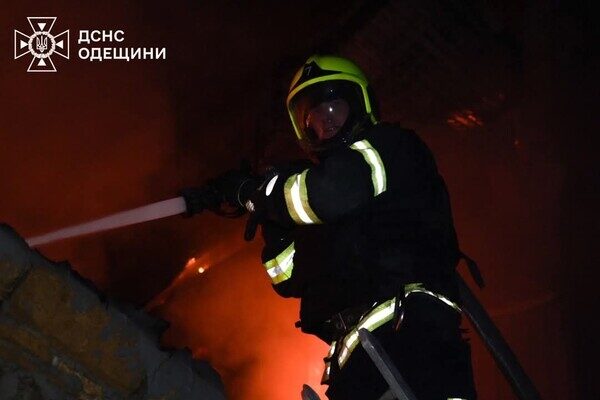 Пожары и пострадавшие в пригороде Одессы: последствия вечерней атаки БпЛА (обновлено) Пожары и пострадавшие в пригороде Одессы: последствия вечерней атаки БпЛА (обновлено)
