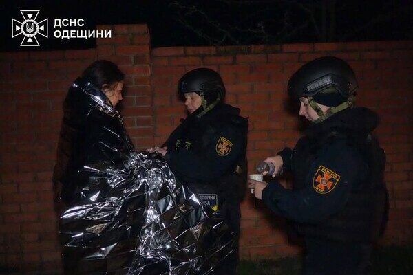 Пожары и пострадавшие в пригороде Одессы: последствия вечерней атаки БпЛА (обновлено) Пожары и пострадавшие в пригороде Одессы: последствия вечерней атаки БпЛА (обновлено)