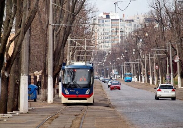 В Одессе не курсирует трамвай №5: на рельсы упали деревья В Одессе не курсирует трамвай №5: на рельсы упали деревья