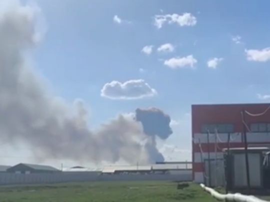 У росії горить великий арсенал, місцевих жителів евакуювали (відео)