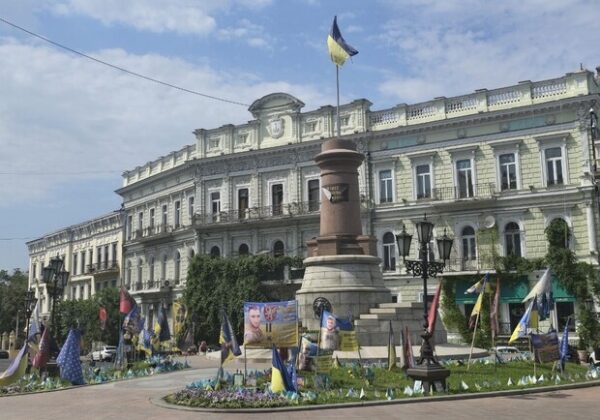 В Одессе с Европейской площади исчез баннер Демьяну Ганулу и Максиму Чайке В Одессе с Европейской площади исчез баннер Демьяну Ганулу и Максиму Чайке