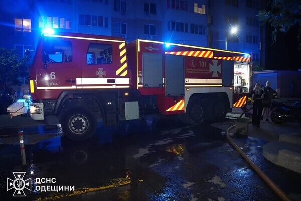 В Одесском районе горел ЖМ "Радужный": эвакуировали людей и спасали собак В Одесском районе горел ЖМ "Радужный": эвакуировали людей и спасали собак