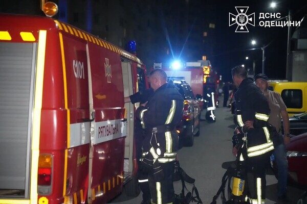 В Одесском районе горел ЖМ "Радужный": эвакуировали людей и спасали собак В Одесском районе горел ЖМ "Радужный": эвакуировали людей и спасали собак