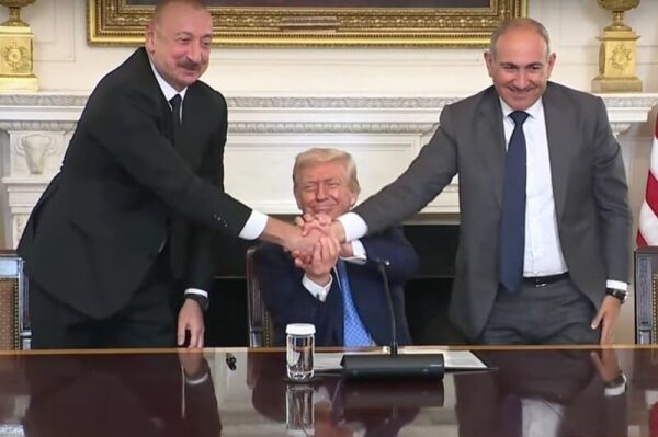 Азербайджан и Армения подписали мирное соглашение в США Азербайджан и Армения подписали мирное соглашение в США