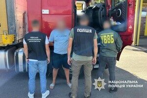 За границу в фуре с газированными напитками: в Одесской области разоблачили предпринимателя-перевозчика За границу в фуре с газированными напитками: в Одесской области разоблачили предпринимателя-перевозчика