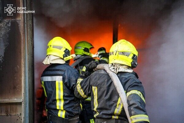 Масштабный пожар в Одесском районе: горел рынок "7-й километр" Масштабный пожар в Одесском районе: горел рынок "7-й километр"