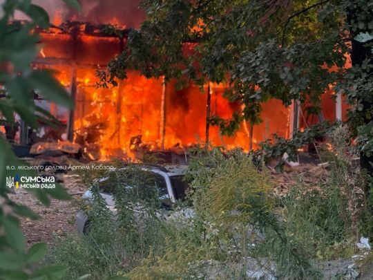 Дрони атакували українські міста: горять будівлі, є влучання
