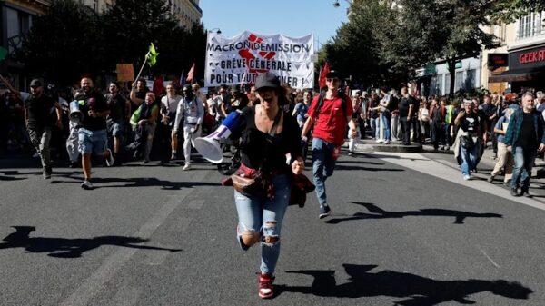 Франция парализована забастовками против бюджетных сокращений Франция парализована забастовками против бюджетных сокращений