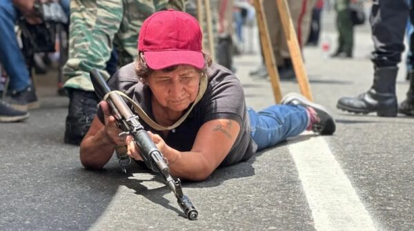 В Венесуэле раздают оружие гражданским для защиты от США В Венесуэле раздают оружие гражданским для защиты от США