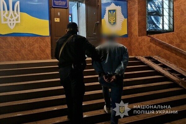 Поджог автомобилей на Черемушках в Одессе: полицейские задержали виновного Поджог автомобилей на Черемушках в Одессе: полицейские задержали виновного