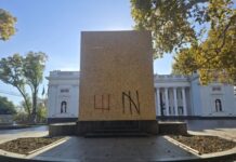 В Одессе забили памятник Пушкину на Биржевой площади: готовят к демонтажу