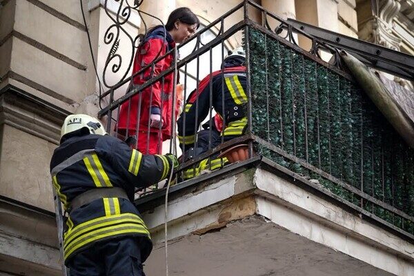 В центре Одессы обрушился балкон с людьми: есть пострадавшие В центре Одессы обрушился балкон с людьми: есть пострадавшие