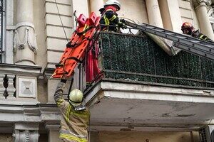 В центре Одессы обрушился балкон с людьми: есть пострадавшие В центре Одессы обрушился балкон с людьми: есть пострадавшие