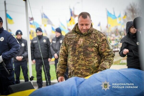 Погиб на востоке Украины: в Одессе простились с полицейским Николаем Яковенко Погиб на востоке Украины: в Одессе простились с полицейским Николаем Яковенко