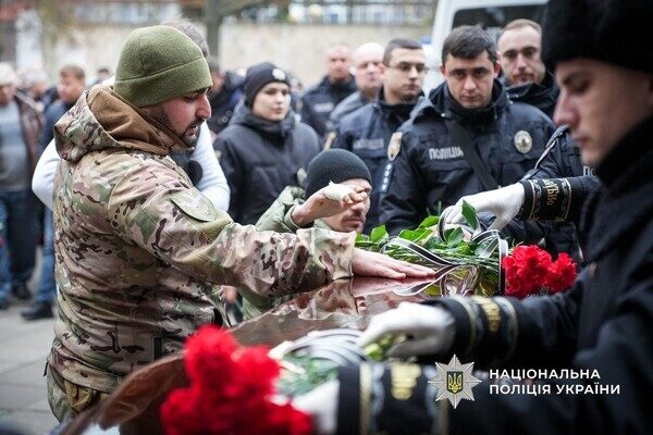 Погиб на востоке Украины: в Одессе простились с полицейским Николаем Яковенко Погиб на востоке Украины: в Одессе простились с полицейским Николаем Яковенко