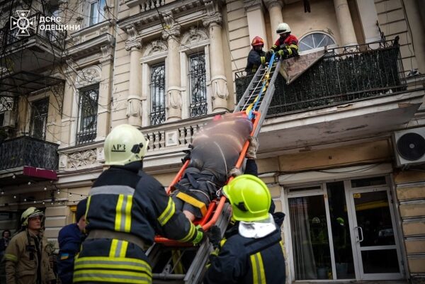 В центре Одессы обрушился балкон с людьми: есть пострадавшие В центре Одессы обрушился балкон с людьми: есть пострадавшие