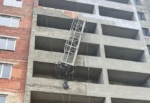 Сорвался с высоты седьмого этажа: в Одесском районе погиб строитель