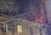 В Одессе БпЛА упал на дом: вспыхнул пожар (обновлено)