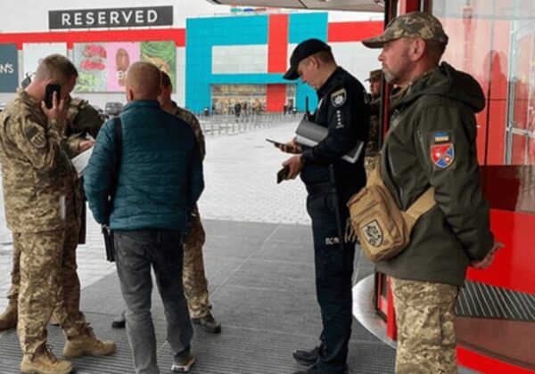 Конфиликт работников ТЦК и полицейских с прохожими в Одессе: как комментируют в военкомате Конфиликт работников ТЦК и полицейских с прохожими в Одессе: как комментируют в военкомате