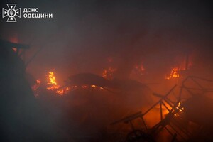 В Одесском районе горел склад: огонь охватил большую площадь В Одесском районе горел склад: огонь охватил большую площадь