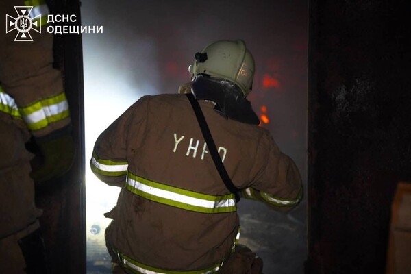 В Одесском районе горел склад: огонь охватил большую площадь В Одесском районе горел склад: огонь охватил большую площадь