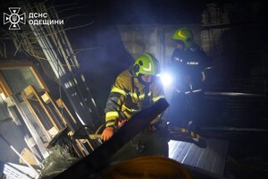 В Одесском районе горел склад: огонь охватил большую площадь В Одесском районе горел склад: огонь охватил большую площадь