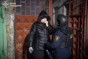 Дроновый удар по дому в Одессе: под завалами обнаружили тело женщины Дроновый удар по дому в Одессе: под завалами обнаружили тело женщины