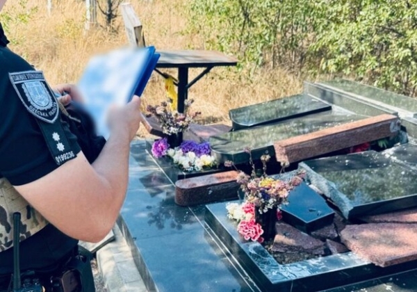 В Одессе вандал повредил более 80 памятников на кладбище: как его наказал суд В Одессе вандал повредил более 80 памятников на кладбище: как его наказал суд