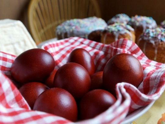 Як пофарбувати яйця цибулинням у глибокий колір: головні правила та пропорції