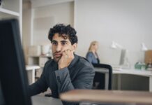 Оформление иностранца на работу: как работодателю избежать штрафов от налоговой и Гоструда