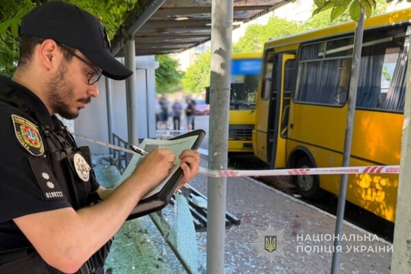 Утренний удар по остановке в Одессе: получили осколочные ранения люди