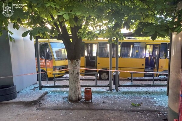 Утренний удар по остановке в Одессе: получили осколочные ранения люди