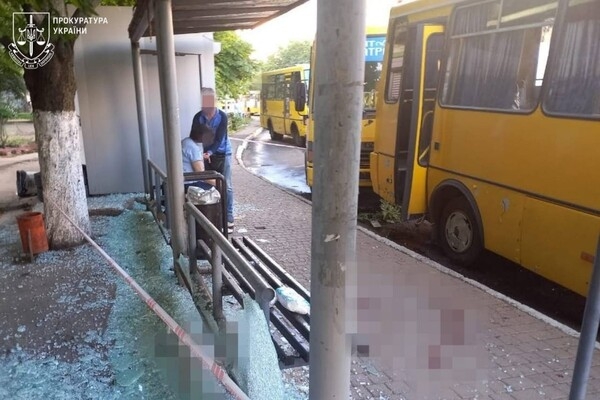 Утренний удар по остановке в Одессе: получили осколочные ранения люди
