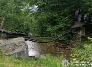 На Буковині обвалився міст з дітьми: що відомо (відео)